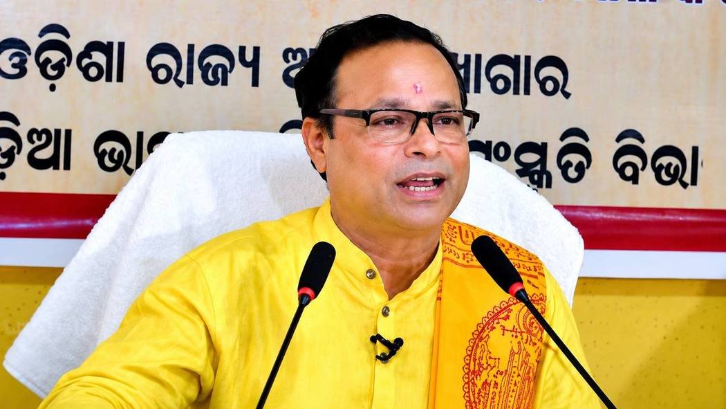 Pandit Dr. Shri Kashinath Mishra addressing a Sabha
